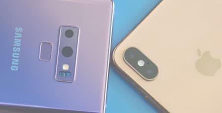 Due immagini di due modelli diversi di smartphone, uno Samsung ed uno Apple, della stessa fascia di prestazioni e prezzo.